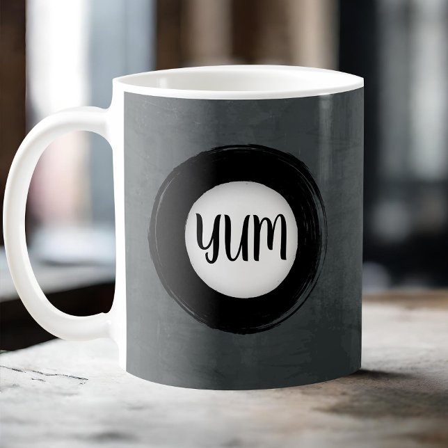 Modern svart monogramcirkel på Trendig Grunge Gråt Kaffemugg (Black and gray initials mug)