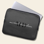 Modern svart och Elegant, inledande monogram<br><div class="desc">Ett modernt svart laptop sleeve med handskrivet skript med vit elegant i monogramform. Det är perfekt för alla contemporary och affärsmän.</div>