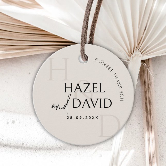 Modern svart och elfenbensmonogram minimalistisk b gåvor etiketter (Modern black and ivory monogram favor tags add a soft, minimalist finish to wedding favors.)