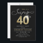 Modern svart och guld vuxen överraskar 40-årsdagen inbjudningar<br><div class="desc">Modern Shhh,  det är en 40-årsbjudande med snyggt-skript och faux guld-nummer 40 och dina party-uppgifter om svart bakgrund färg,  enkel och elegant,  underbar vuxen-delårsinbjudan glitter och kvinnor.  
Den svarta bakgrunden färg kan ändras till valfritt färg.</div>