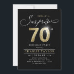 Modern svart och guld vuxen överraskar 70-årsdagen inbjudningar<br><div class="desc">Modern Shh,  det är en överraskning 70:e födelsedagsfest inbjudan har snyggt och faux glitter nummer 70 och dina party-detaljer om svart bakgrund färg,  enkel och elegant,  underbar guld,  delårsdag vuxen och kvinnor.  
Den svarta bakgrunden färg kan ändras till valfritt färg.</div>