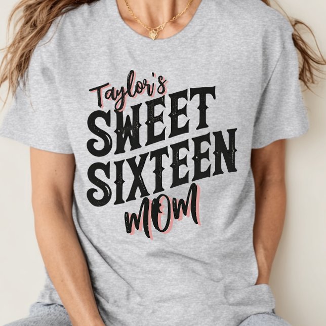 Modern svart och Rosa i sweet sixteen T Shirt (Sweet sixteen mom t-shirt in gray with bold black and pink lettering, casual modern style.)