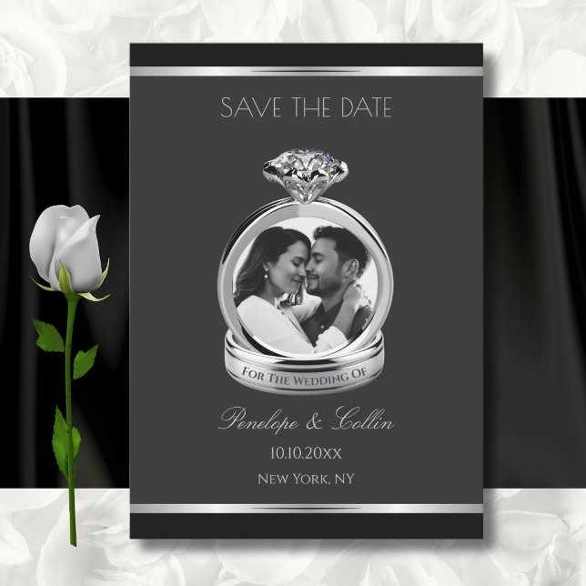 Modern svart och silverring foto Spara datum Datumet (tic elegant black evening wedding save the date announcement with silver diamond ring.)