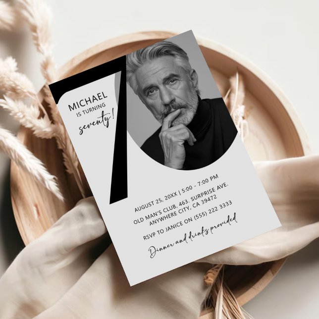 Modern svart och vit 70:e fotoFödelsedagsfest Inbjudningar (Skapare uppladdad)