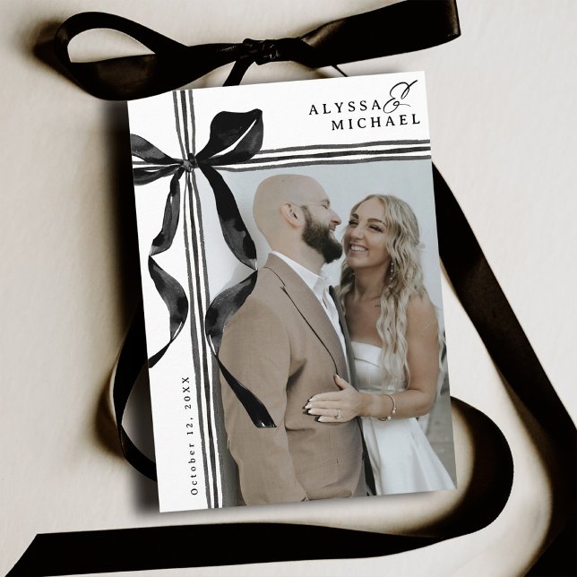 Modern svart och vit båge Elegant foto bröllop Spara Datumet (Elegant modern watercolor black and white coquette bow ribbon typography photo wedding save the date)