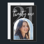 Modern svart och vit Elegant Foto 21:a födelsedag Inbjudningar<br><div class="desc">21:a födelsedag med enkel,  modern fotoinbjudan med kalligrafi av elegant,  typografi och minimalistisk design i svartvitt färg.</div>