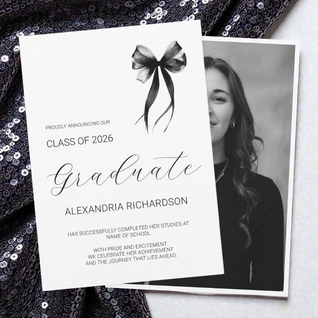 Modern Svart och Vit Enkel Båg Foto Examen Meddelande (Modern Black and White Simple Bow Photo Graduation Announcement)