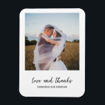 Modern svart och vit enkel foto Bröllop Magnet<br><div class="desc">Modern bröllopsfavoritmagnet med en enkel och minimal svartvit design med "kärlek och tack" i ett elegant-skript,  under bild. De här chicen skulle göra underbara bröllopsfavörer för alla stil i bröllop.</div>