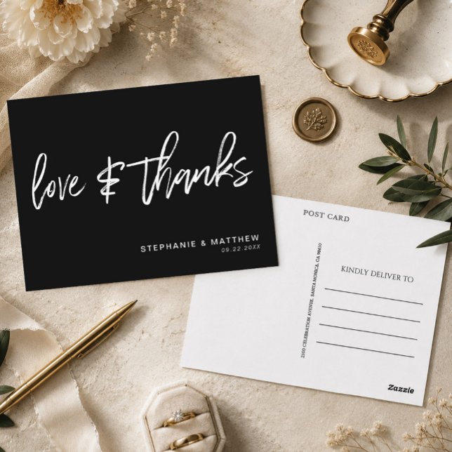 Modern Svart Och Vit Kärlek Och Tacksamhet Bröllop Vykort (Send a sophisticated and budget-friendly note of appreciation with this modern black thank you)