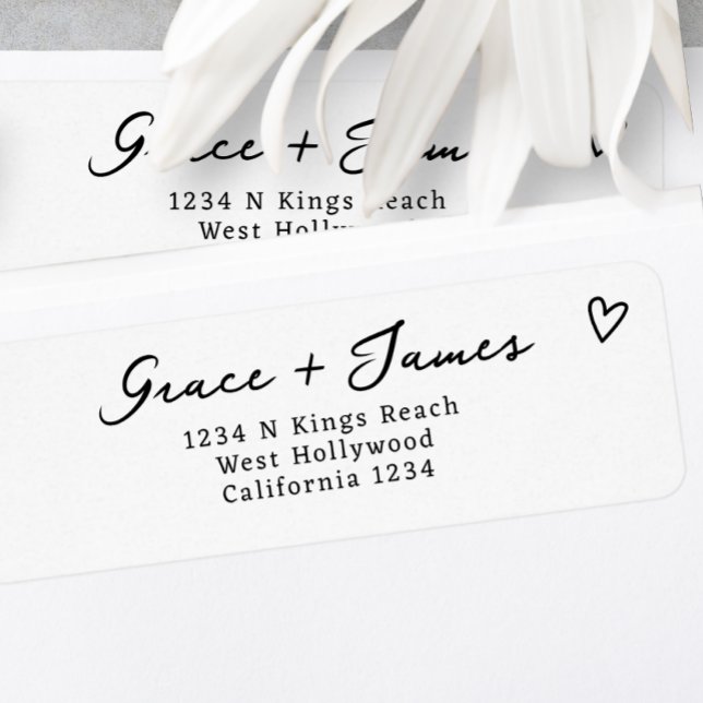 Modern svart och vit minimalistisk Bröllop Returadress Etikett (Modern Black and White Minimalist Wedding Labels from Ricaso. Modern black and white typography)