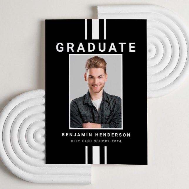 Modern svart och vit pojkexamen meddelande (Custom Photo Modern Black And White Boy Graduation Announcement Card.)