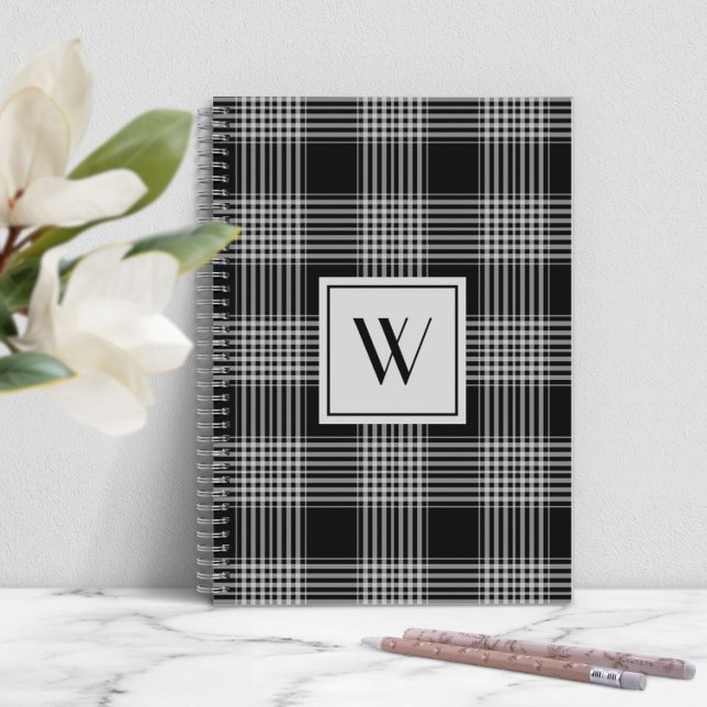 Modern svart och vit pusselmonogram anteckningsbok (Modern Black And White Plaid Monogram Notebook)