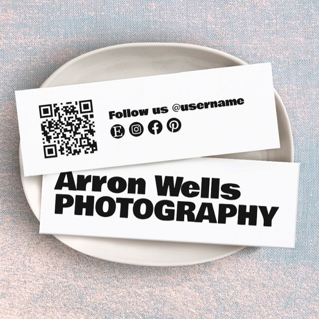 Modern svart- och vitfet typografi QR-kod Mini Visitkort (Skapare uppladdad)