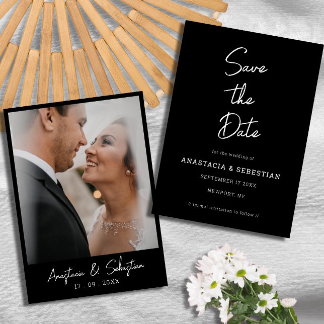 Modern svart och vitt foto Bröllop i skript Spara Datumet (Simple Script Modern Black & White Photo Wedding Save The Date)