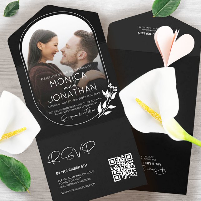 Modern svart och vitt skript, foto Bröllop (Modern Minimalist One Photo QR Code RSVP Wedding All In One Black and White Invitation)