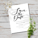 Modern svart och vitt skript Spara datum Meddelande Vykort<br><div class="desc">Det här minimalistspara datumkortet med ett skript för elegant som sparar datumet ovanför den elegant som du har angett i typografi. Designad av Thisisnotme©</div>
