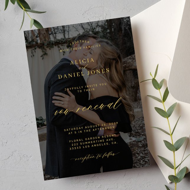Modern svart övertäckning i guld vförnyelse i bröl inbjudningar (Skapare uppladdad)