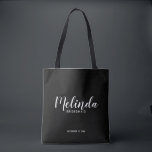 Modern svart Personlig i skript, bridesmaider Tygkasse<br><div class="desc">Modern Personlig Bridesmaids Tote Bag med personlig bridesmaid's namn i vitt,  modernt typsnitt stil med rubrik och bröllop datum i modernt sans serif-typsnitt stil på svart bakgrund. Även perfekt för Maid of honor,  Flower Girl,  Budens mamma m.fl.</div>