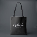 Modern svart Personlig i skript, bridesmaider Tygkasse<br><div class="desc">Modern Personlig Bridesmaids Tote Bag med personlig bridesmaid's namn i vitt,  modernt typsnitt stil med rubrik och bröllop datum i modernt sans serif-typsnitt stil på svart bakgrund. Även perfekt för Maid of honor,  Flower Girl,  Budens mamma m.fl.</div>