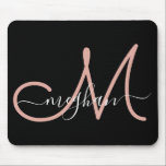 Modern svart Rosa handskriven Namn monogrammed Musmatta<br><div class="desc">Modern, elegant, minimalistisk svart och rosa anpassningsbar personlig namn med monogrammerad musmatta. Den här designen har en stor handskriven inledande mongram och första namn-textmallen i rosa, vit färg mot svart bakgrund. Den första namn-textmallen skrivs i ett söt-handskrivet skriptteckensnitt med dekortecken. Om du vill behålla utslagen tar du bara bort det...</div>