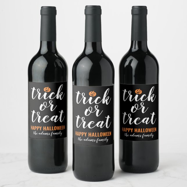 Modern svart skript Trick or Treat familjenamn Vinflaska Etikett (Flaskor)