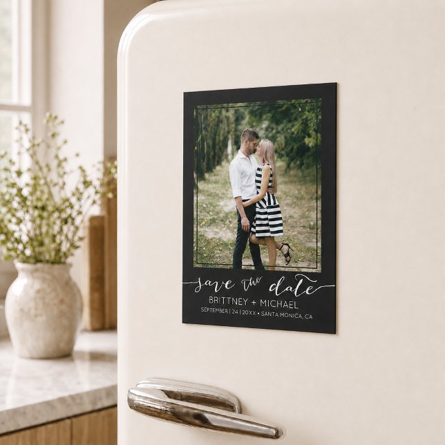Modern Svart Spara Datum med Anpassad Foto (Announce your wedding with this modern custom photo save the date design. )