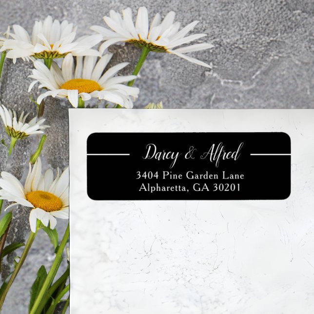 Modern Svart Stilig Skript Bröllops Returadress Etikett (Modern black script return address label adds sleek elegance to your wedding mail.)