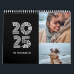 Modern svart typografi 3-fotofamilj kalender<br><div class="desc">Modern Black Bold Typography 3 Photo Family Calendar med plats för dina favoritfoton i familjen ställe,  3 fotorutnätslayout inuti. Bakgrunden till färg kan ändras i verktyg om du vill.</div>
