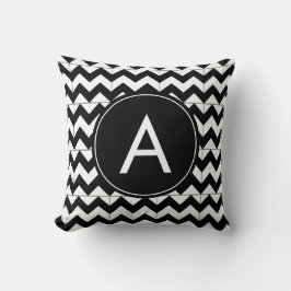 Modern svart-vit chevron-monogram kudde