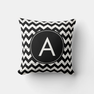 Modern svart-vit chevron-monogram kudde