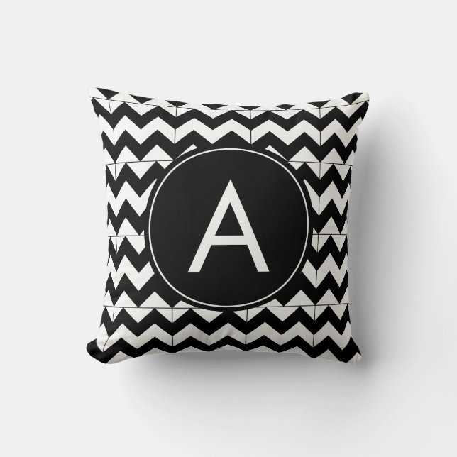 Modern svart-vit chevron-monogram kudde (Framsida)