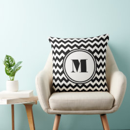 Modern svart-vit chevronmonogram kudde