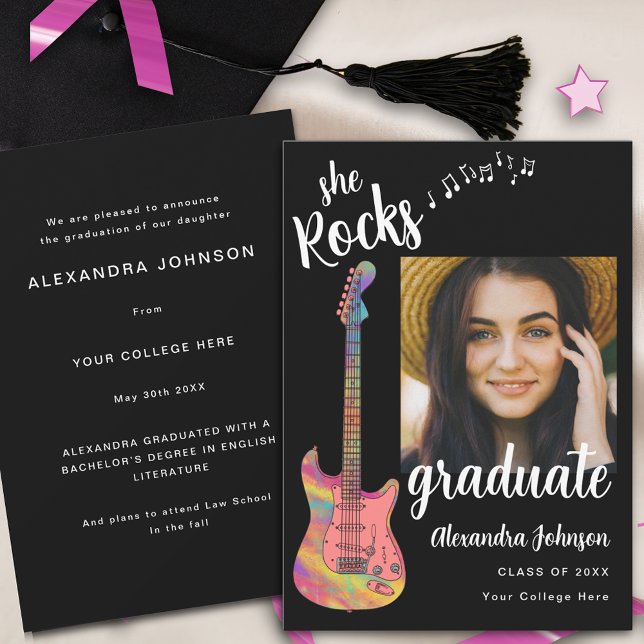 Modern svart-vit examensfoto rosa gitarr inbjudningar (Fun Pink guitar graduate photo Black and white stylish script Graduation announcement card)