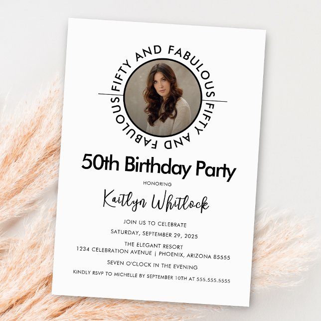 Modern Svart Vit Femtio och Fantastisk Inbjudningar (black and white fifty and fabulous 50th birthday party invitation bold typography elegant script)