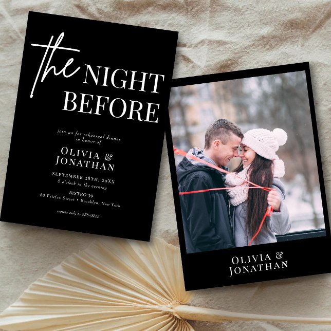 Modern svart-vit fotorepetition middag inbjudningar (Modern black and white photo rehearsal dinner invitation sets a sleek tone for your gathering.)