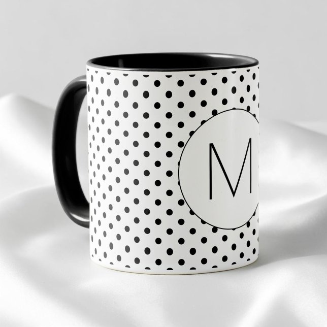 Modern svart-vit initial monogram prickmönster mugg (Modern Black and White Initial Monogram Polka Dot Mug)