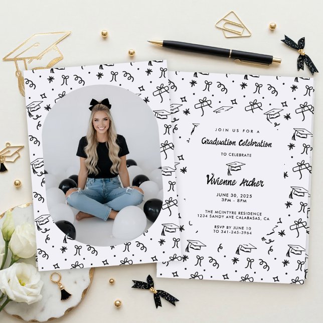 Modern svart-vit klotter-examensfoto inbjudningar (Black and White Doodle Graduation Party Invitation)