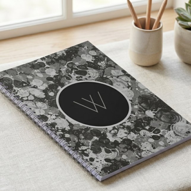Modern svart-vit marmorerad virvelmonogram anteckningsbok (Modern marble swirl notebook for a sophisticated home office upgrade.)