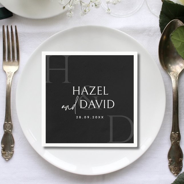 Modern svart-vit monogram minimalistisk bröllopsko pappersservett (Modern black and white monogram napkins add a sleek, minimalist touch to wedding tables.)