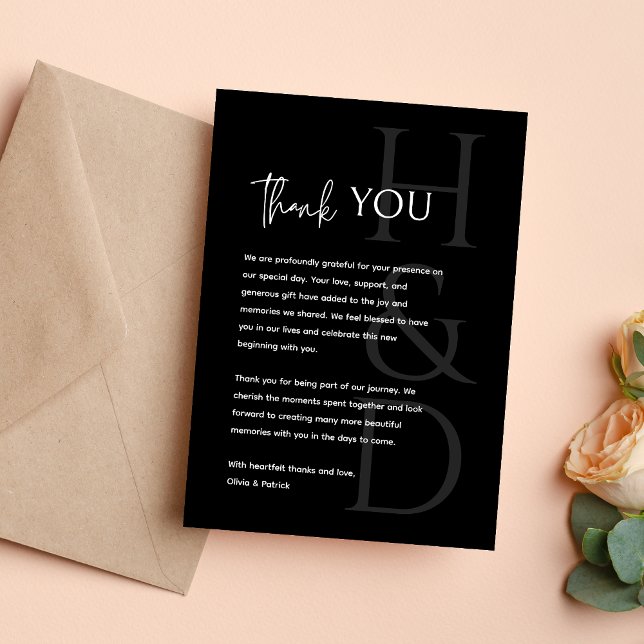 Modern svart-vit monogram minimalistisk bröllopsko tack kort (Modern black and white monogram thank you card adds a sleek, minimalist touch to your gratitude.)