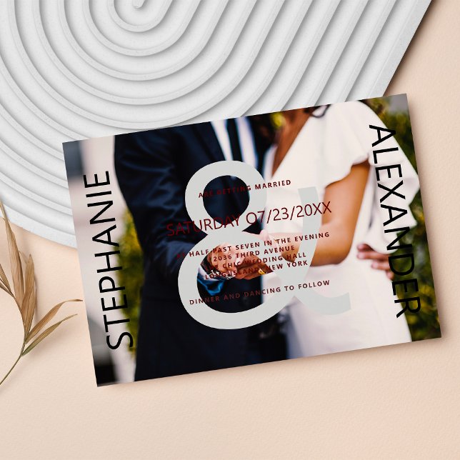 Modern svart vit par ampersand foto bröllop inbjudningar (Modern black white couple ampersand photo wedding)