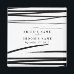 Modern svartvit Abstrakt-bröllopsförmån Magnet<br><div class="desc">En modern abstrakt svart och vit bröllop-design. En svartvit temadesign som innehåller svarta färgstreck. En elegant med minimalistisk perfekt för utformning för alla som kärlek med enkla trendig utformade mönstren. Ett bröllop i elegant snyggt gynnar en magnetdesign med modernt inslag. Det finns även alternativ för matchning av bröllop-kontorsartiklar och andra...</div>