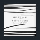 Modern svartvit Abstrakt-bröllopsförmån Magnet<br><div class="desc">En modern abstrakt svart och vit bröllop-design. En svartvit temadesign som innehåller svarta färgstreck. En elegant med minimalistisk perfekt för utformning för alla som kärlek med enkla trendig utformade mönstren. Ett bröllop i elegant snyggt gynnar en magnetdesign med modernt inslag. Det finns även alternativ för matchning av bröllop-kontorsartiklar och andra...</div>