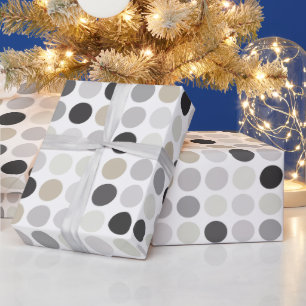 Modern svartvit polka dots mönster monogram presentpapper