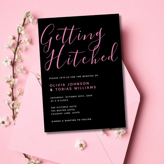 Modern svartvitt och Rosa som har kommit i kapp Inbjudningar (Stylish black and pink script typography wedding invitation for the modern couple for minimal look.)
