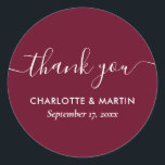 Modern Tack för Burgundy-Möhippa i skript Runt Klistermärke<br><div class="desc">Skapa din egen personlig burgundy bröllop tack för ditt dekal för bröllop/duschen. Anpassa enkelt onlinen med bröllop/duschdetaljer. Matchande artiklar som är tillgängliga för att komplettera dessa minimalistiska,  men ändå elegant-burguddiga bröllop/duschklistermärken med ett moderskriptteckensnitt.</div>