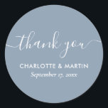 Modern Tack för Dusty Blue-Möhippa i skript Runt Klistermärke<br><div class="desc">Skapa ditt eget personlig dammiga blå bröllop-tack för din dekal för bröllop/dusch. Anpassa enkelt onlinen med bröllop/duschdetaljer. Matchande artiklar som är tillgängliga för att komplettera dessa minimalistiska,  men dammiga,  blå bröllop-duschklistermärken med elegant med ett moderskriptteckensnitt.</div>