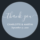 Modern Tack för Dusty Blue-Möhippa i skript Runt Klistermärke<br><div class="desc">Skapa ditt eget personlig dammiga blå bröllop-tack för din dekal för bröllop/dusch. Anpassa enkelt onlinen med bröllop/duschdetaljer. Matchande artiklar som är tillgängliga för att komplettera dessa minimalistiska,  men dammiga,  blå bröllop-duschklistermärken med elegant med ett moderskriptteckensnitt.</div>