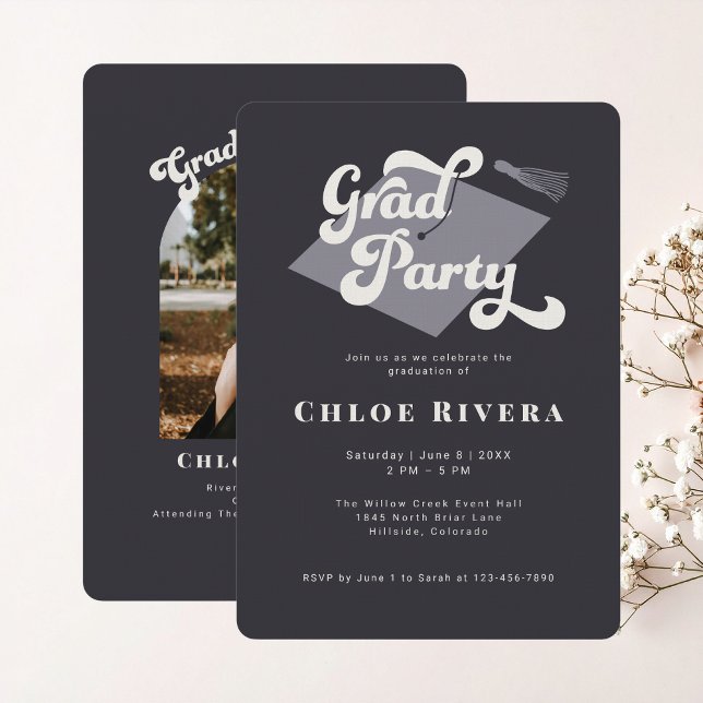 Modern Tassel Studentenfestinladan med Foto Inbjudningar (bold-typography-black-grad-invitation)