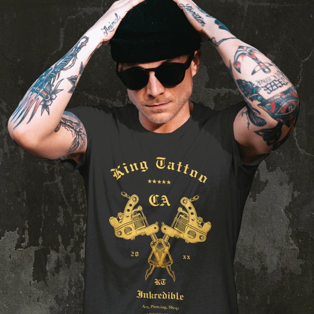 Modern Tattoo Artist State Custom Name Black Guld T Shirt (Skapare uppladdad)